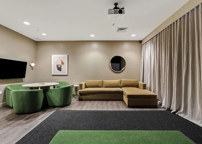 Sky Terrace Dt Highrise, Gym, Pool, Parking, W-d,golf Apartment Phoenix