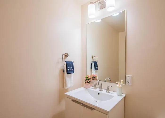 Apartment Sky Terrace Dt Highrise, Gym, Pool, Parking, W-d,golf Phoenix