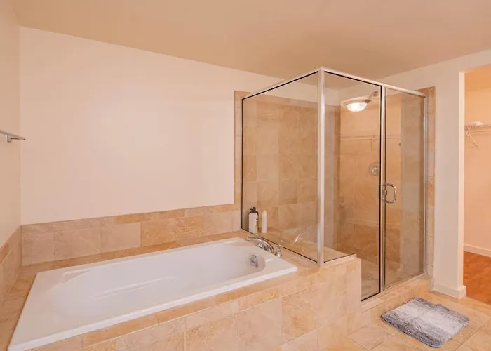 Apartment Sky Terrace Dt Highrise, Gym, Pool, Parking, W-d,golf Phoenix