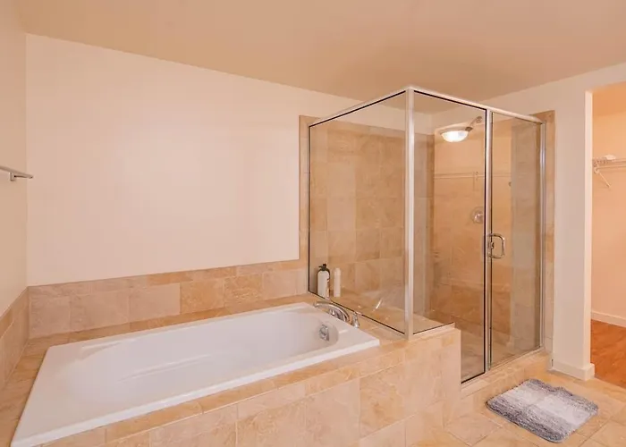 Sky Terrace Dt Highrise, Gym, Pool, Parking, W-d,golf Apartment *