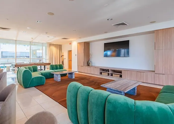 Apartment Sky Terrace Dt Highrise, Gym, Pool, Parking, W-d,golf Phoenix