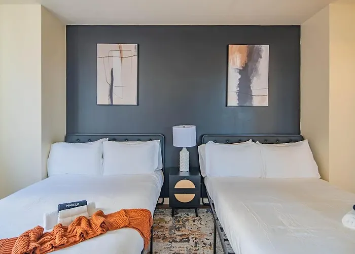 Apartment Sky Terrace Dt Highrise, Gym, Pool, Parking, W-d,golf Phoenix